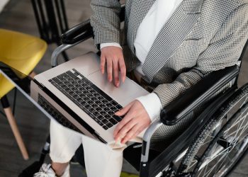 Sedia a rotelle e pc