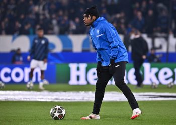 Lookman durante un riscaldamento in Champions con l'Atalanta (Foto Ansa)