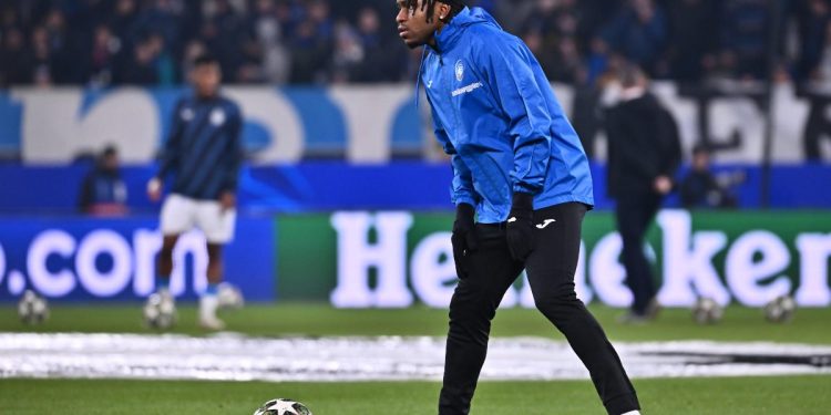 Lookman durante un riscaldamento in Champions con l'Atalanta (Foto Ansa)