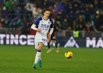 Daniele Ghilardi in azione con l'Hellas Verona (Foto Ansa)