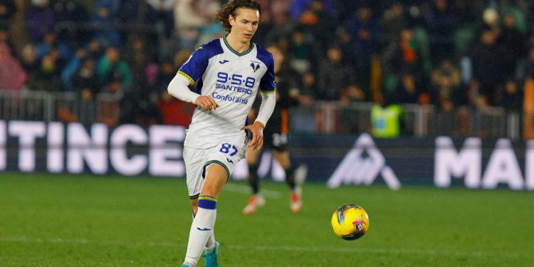 Daniele Ghilardi in azione con l'Hellas Verona (Foto Ansa)