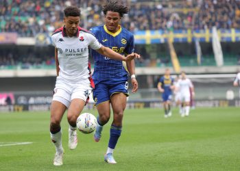 De Winter del Genoa inseguito da Sarr del Verona (Foto Ansa)