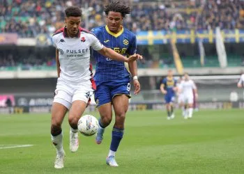 De Winter del Genoa inseguito da Sarr del Verona (Foto Ansa)