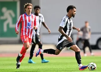 Douglas Luiz osservato da Griezmann durante un'amichevole tra Juventus e Atletico Madrid (Foto Ansa)