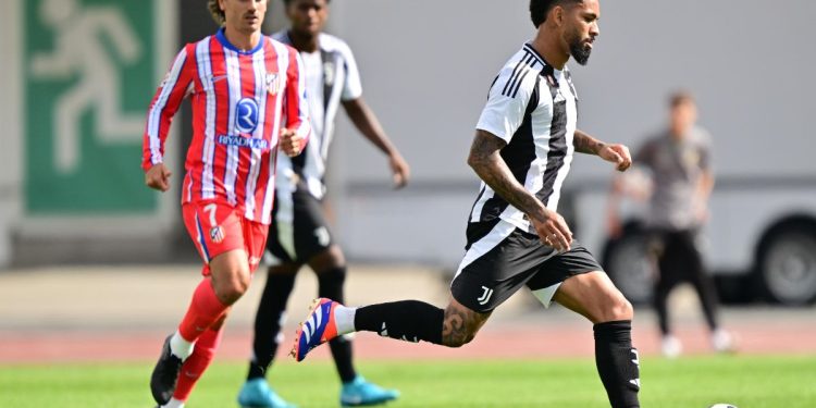 Douglas Luiz osservato da Griezmann durante un'amichevole tra Juventus e Atletico Madrid (Foto Ansa)