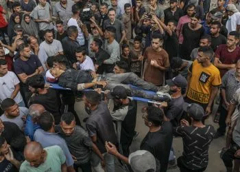 Un palestinese ferito a Gaza (Ansa)