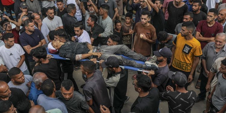 Un palestinese ferito a Gaza (Ansa)