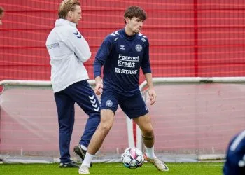Matthew O'Riley in allenamento con la Nazionale danese (Foto Ansa)