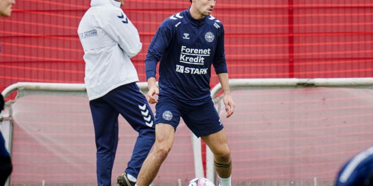 Matthew O'Riley in allenamento con la Nazionale danese (Foto Ansa)