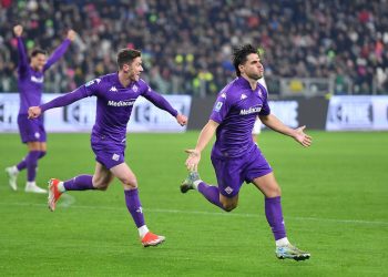 Riccardo Sottil della Fiorentina esulta dopo un gol segnato alla Juventus (Foto Ansa)