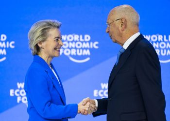 Ursula von der Leyen con Klaus Schwab, fondatore e presidente esecutivo del WEF di Davos