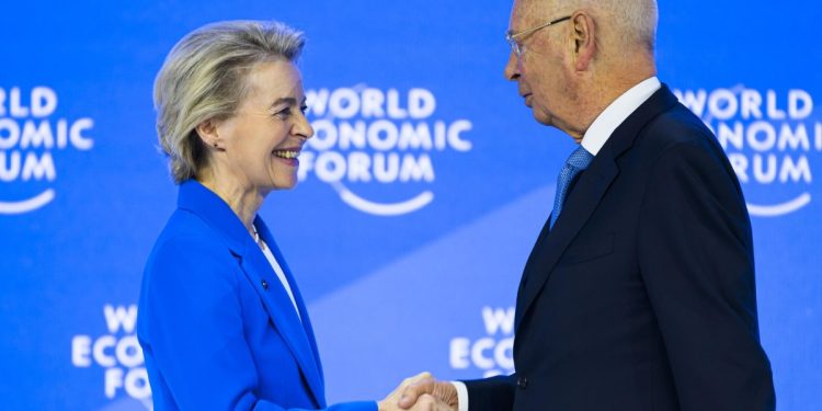Ursula von der Leyen con Klaus Schwab, fondatore e presidente esecutivo del WEF di Davos