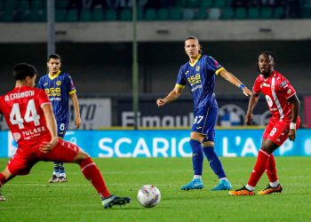 Al centro Daniele Ghilardi del Verona in azione contro il Monza (Foto Ansa)