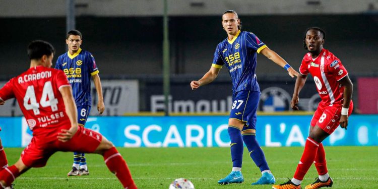 Al centro Daniele Ghilardi del Verona in azione contro il Monza (Foto Ansa)