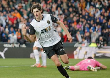 Javi Guerra esulta dopo un gol segnato col Valencia (Foto Ansa)