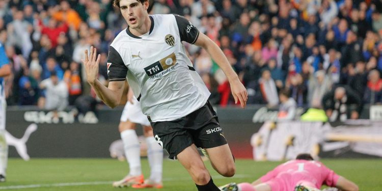 Javi Guerra esulta dopo un gol segnato col Valencia (Foto Ansa)