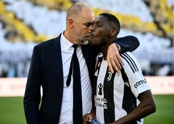 Mister Tudor offre indicazioni a Kolo Muani durante Lazio-Juventus (Foto Ansa)