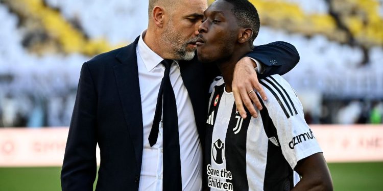 Mister Tudor offre indicazioni a Kolo Muani durante Lazio-Juventus (Foto Ansa)