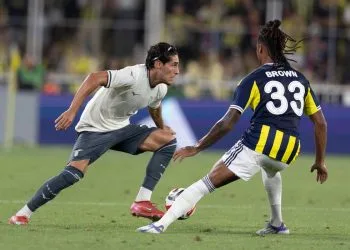 Cancellieri della Lazio seguito da Archie Brown del Fenerbahce (Foto Ansa)