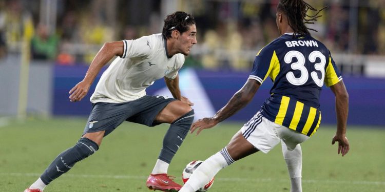 Cancellieri della Lazio seguito da Archie Brown del Fenerbahce (Foto Ansa)