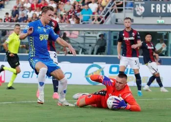 Solbakken dell'Empoli fermato da Skorupski del Bologna (Foto Ansa)