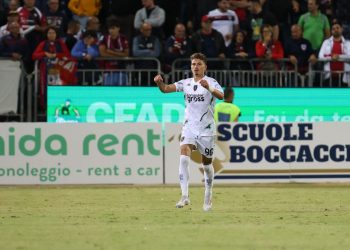 Sebastiano Esposito dell'Empoli esulta dopo un gol segnato al Cagliari (Foto Ansa)