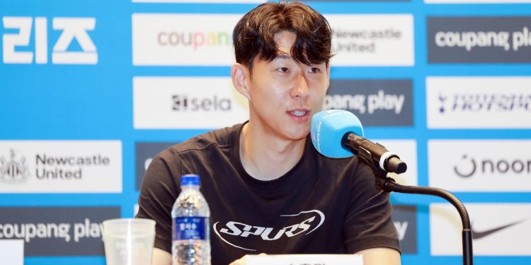 Son annuncia l'addio al Tottenham in conferenza stampa (Foto Ansa)