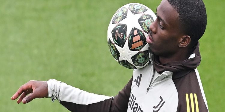 Timothy Weah in allenamento con la Juventus prima della Champions League (Foto Ansa)