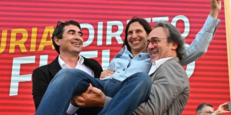 Elly Schlein (Pd), al centro, in braccio a Nicola Fratoianni (a sin., Avs) e Angelo Bonelli (Avs)