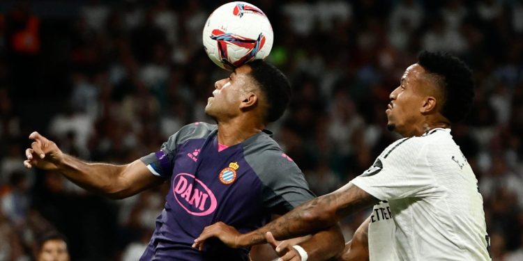 Cheddira, a sinistra, con la maglia dell'Espanyol pressato da Militao del Real Madrid