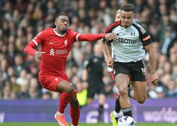 Rodrigo Muniz del Fulham prova a scappar via a Gravenberch del Liverpool (Foto Ansa)