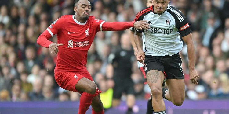 Rodrigo Muniz del Fulham prova a scappar via a Gravenberch del Liverpool (Foto Ansa)
