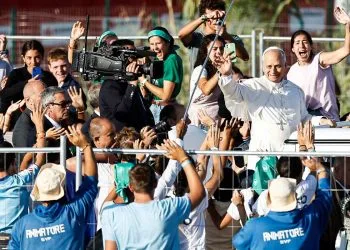 Papa Leone XIV insieme ai giovani a Tor Vergata (Ansa)