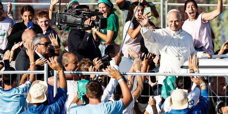 Papa Leone XIV insieme ai giovani a Tor Vergata (Ansa)