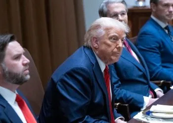 Il presidente americano Donald Trump (al centro). A sin., il vicepresidente JD Vance (Ansa)