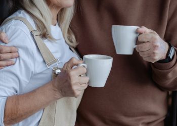 Anziani con tazze di thè