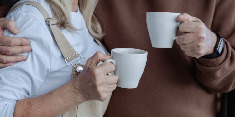 Anziani con tazze di thè