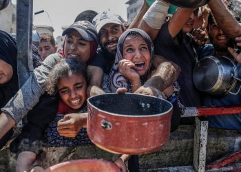 Assalto ad un punto di distribuzione cibo a Gaza City, 4 agosto 2025 (Ansa)