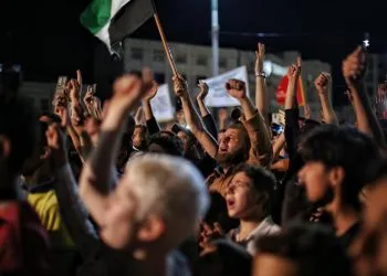 Protesta in Siria contro gli airstrike di Israele (Ansa)