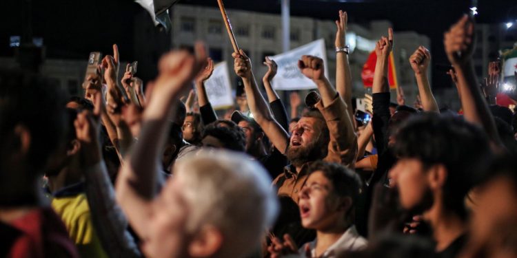 Protesta in Siria contro gli airstrike di Israele (Ansa)