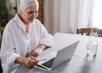 Anziani con il computer