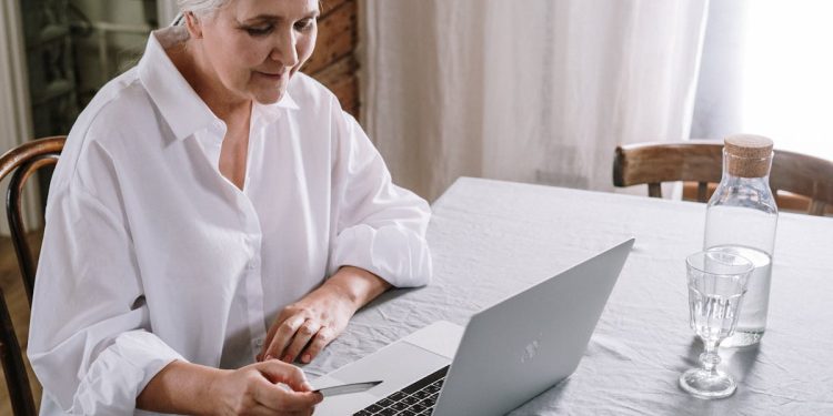 Anziani con il computer