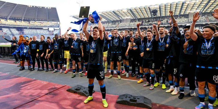 Ardon Jashari esulta coi compagni del Bruges dopo aver vinto la Coppa di Belgio (Foto Ansa)