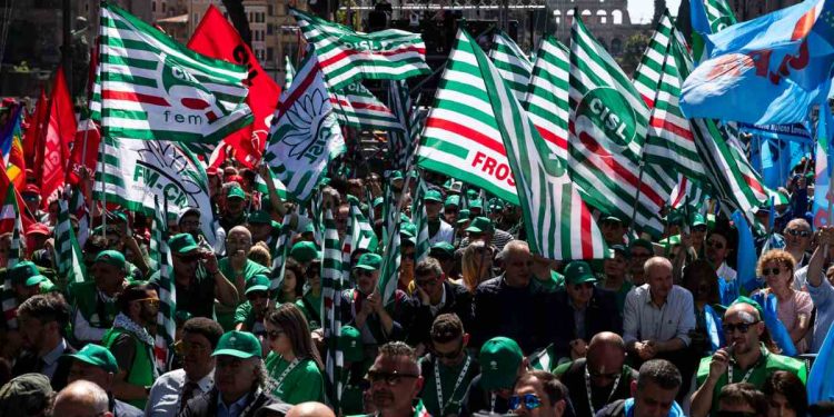 Una manifestazione sindacale (Ansa)