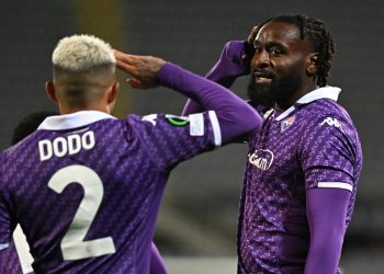 Nzola esulta con Dodò dopo un gol segnato con la Fiorentina in Conference League (Foto Ansa)