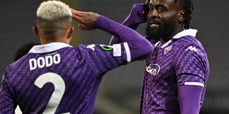 Nzola esulta con Dodò dopo un gol segnato con la Fiorentina in Conference League (Foto Ansa)