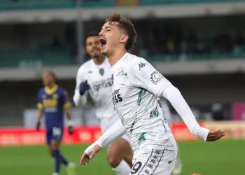 Sebastiano Esposito del Verona esulta dopo aver segnato un gol al Verona (Foto Ansa)