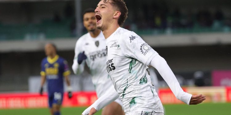 Sebastiano Esposito del Verona esulta dopo aver segnato un gol al Verona (Foto Ansa)