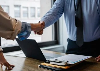 Stretta di mano con contratto