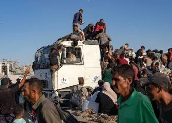 Palestinesi a Gaza assaltano un camion degli aiuti nei pressi del punto di distribuzione di  Morag Corridor, Gaza (Ansa)